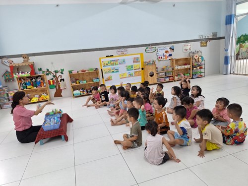 Bé làm lồng đèn trung thu lớp mầm 4